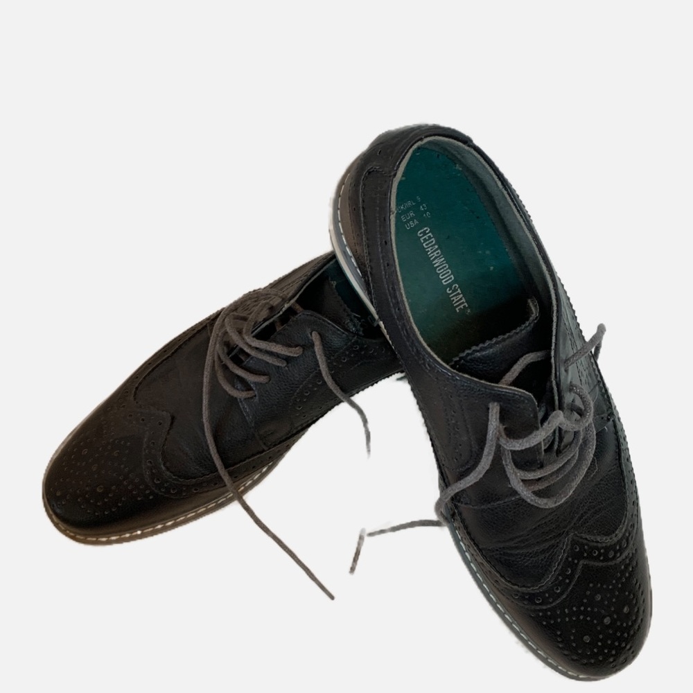 Cedarwood State casual Oxford style shoe. Size 10.  Pre-owned.  Good condition.
